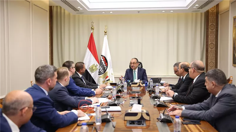 وزير قطاع الأعمال العام يبحث مع 