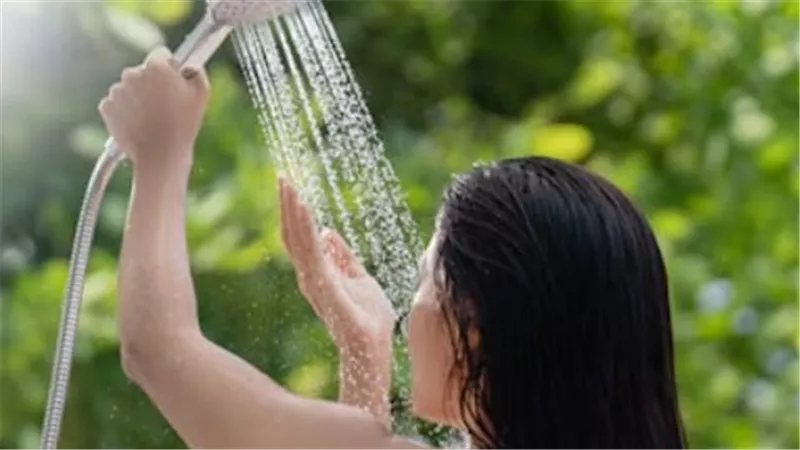 الاستحمام البارد يسبب السكتات الدماغية.. ما الحقيقة؟