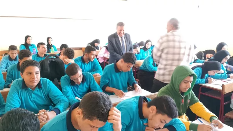 يوسف الديب يتفقد مدارس إدكو بالبحيرة ويشيد بالانضباط والنظافة داخل الفصول