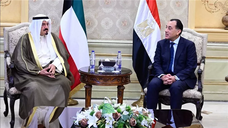 رئيس الوزراء يستقبل نظيره الكويتي بمطار القاهرة الدولي  | صور