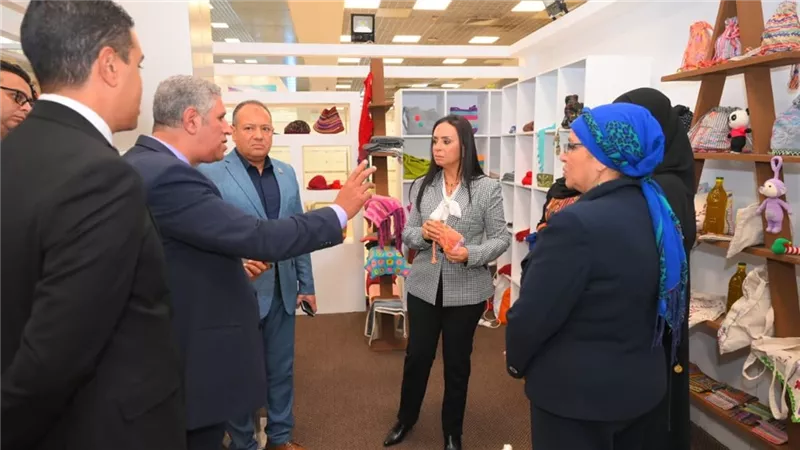 وزيرة التضامن تتفقد جناح معرض 