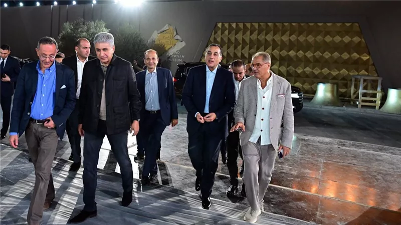 بالصور..مدبولي يتابع ميدانياً اللمسات النهائية استعداداً لافتتاح المتحف الكبير