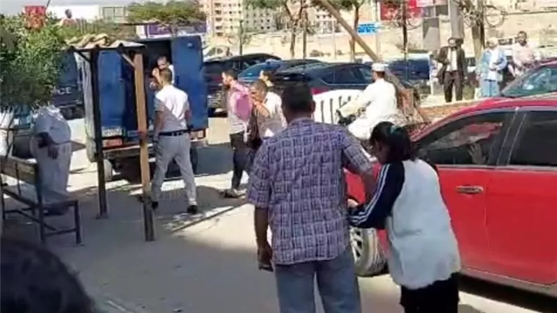 يندب حظه أمام المحكة.. بكاء والد سوزي عقب وصولها لحضور الجلسة