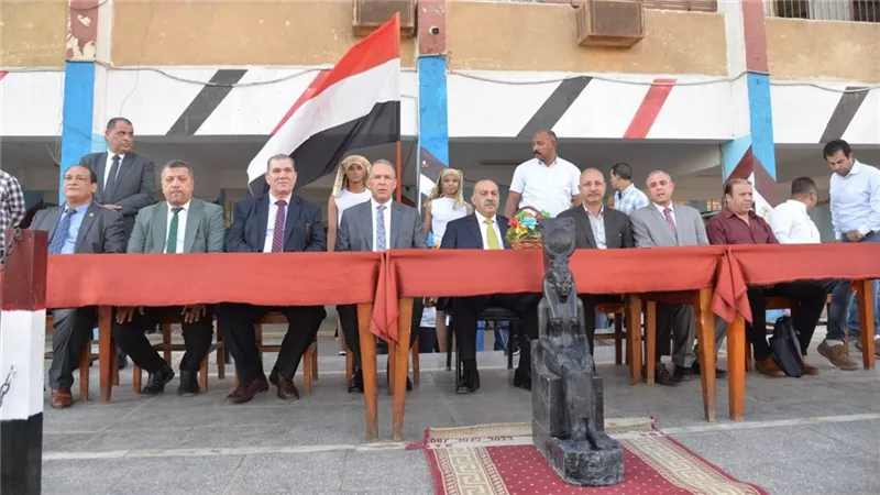 محافظ أسيوط يصطف مع الطلاب فى الإذاعة المدرسية احتفالا بافتتاح المتحف الكبير