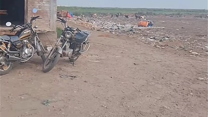 تراكم القمامة بين المنازل بمنطقة الأعصر يثير غضب الأهالي في دمياط