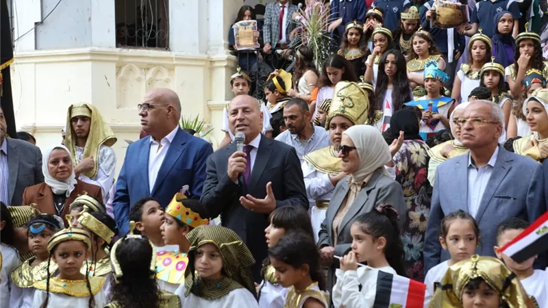 محافظ القاهرة يشارك طلاب مدرسة قصر الدوبارة احتفالاتهم بالمتحف المصري الكبير