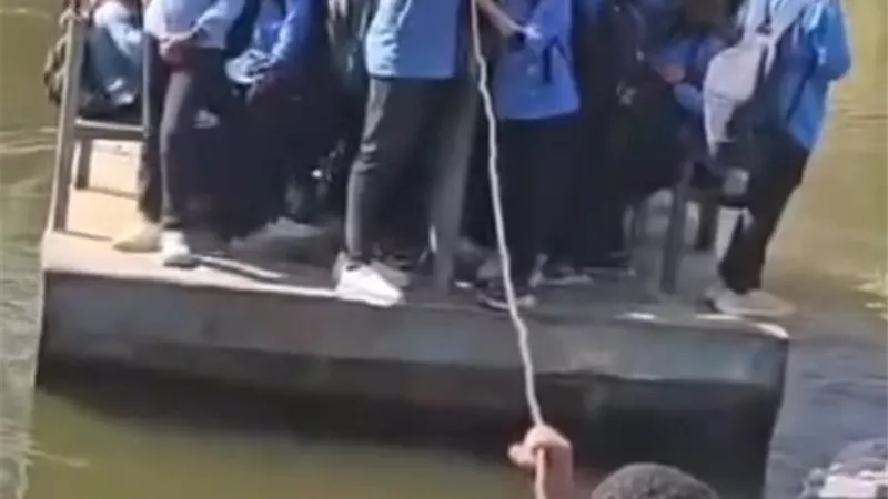 محافظ سوهاج يوقف معدية غير مرخصة بالبلينا بعد تداول فيديو لطلاب يستخدمونها