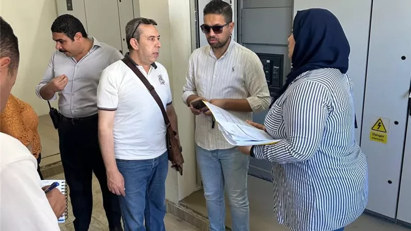 لتعزيز جودة الخدمات.. الرعاية الصحية بالسويس تواصل اجتماعاتها وجولاتها اليومية
