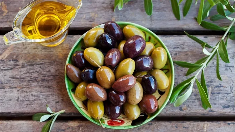 مادة كيميائية في الزيتون تُظهر وعدًا جديدًا في الحماية من أمراض الدماغ