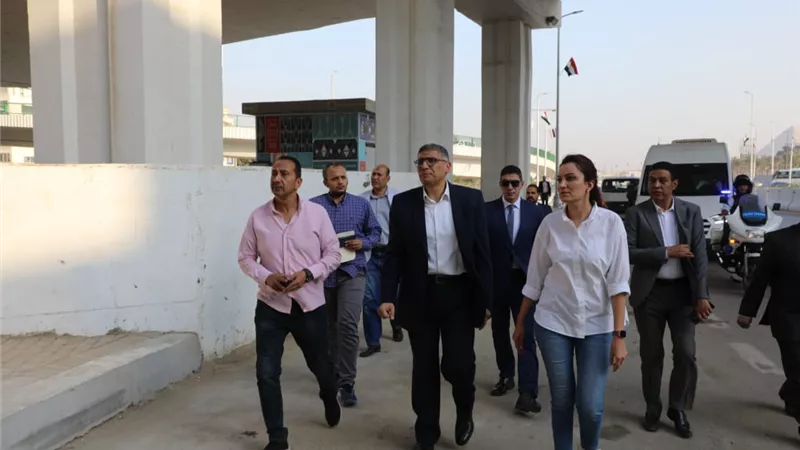استعدادًا لافتتاح المتحف الكبير.. محافظ الجيزة يتابع أعمال التجميل والإنارة