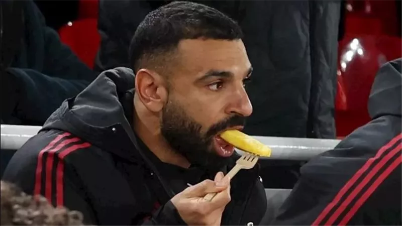 من بينها الأناناس.. أطعمة يفضلها اللاعب العالمي محمد صلاح