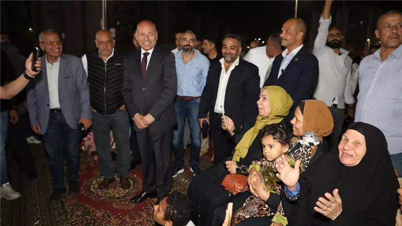 شاشات توثق فرحة أهالي الأسمرات لمشاهدة افتتاح المتحف المصري الكبير