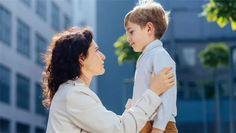 كيف تساعدين طفلك الخجول على الاندماج بثقة؟ إليك أهم الطرق الذكية 	
