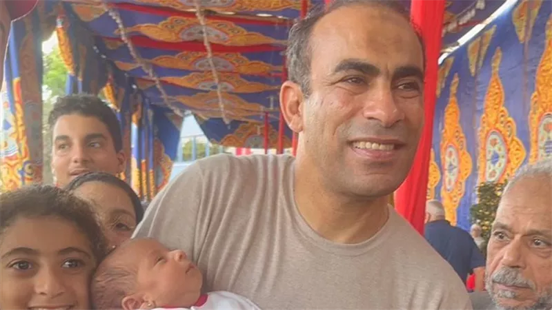 شاهد كيف تفاعل الكابتن سيد عبد الحفيظ مع أصغ مشجع بانتخابات الأهلى 