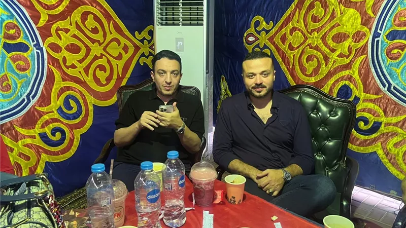 رفقة محمد الجارحي.. عضو اتحاد الكرة يدلي بصوته في انتخابات الأهلي|صور