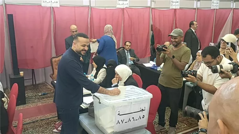 محمد الجارحي يدلي بصوته في انتخابات مجلس إدارة للأهلي جديد | صور 