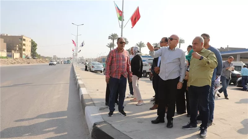 قبل لحظات من الافتتاح التاريخي.. تجميل الطرق والمحاور المؤدية للمتحف الكبير