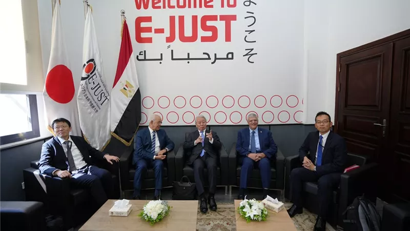 الجامعة اليابانية تكرم رئيس هيئة الجايكا تقديرًا لدعمه التعاون المصري الياباني