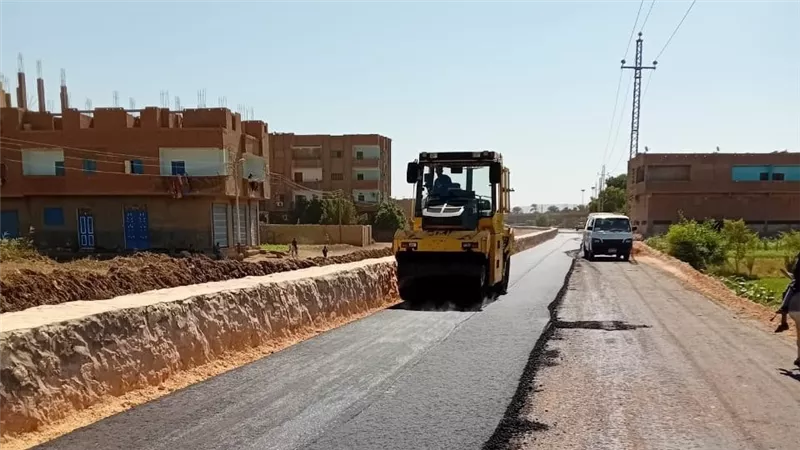 محافظ أسيوط: الانتهاء من أعمال الطبقة الأسفلتية لطريق درنكة – محور الهضبة 