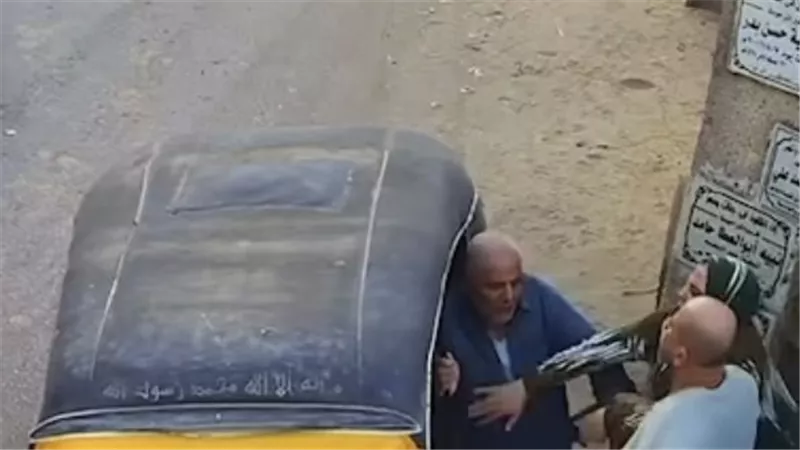 فيديو صادم في الدقهلية.. زوجان يعتديان على مسن داخل المقابر