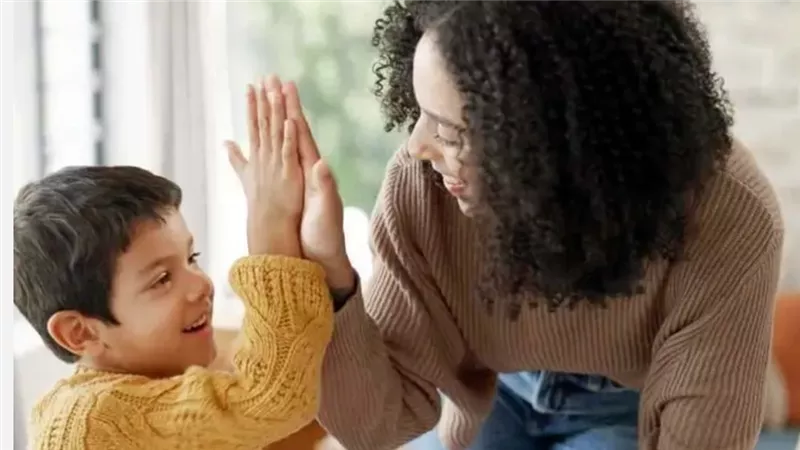 الثقة تبدأ من الحضن الأول..خطوات لتقوية العلاقة بين الأم وطفلها 	