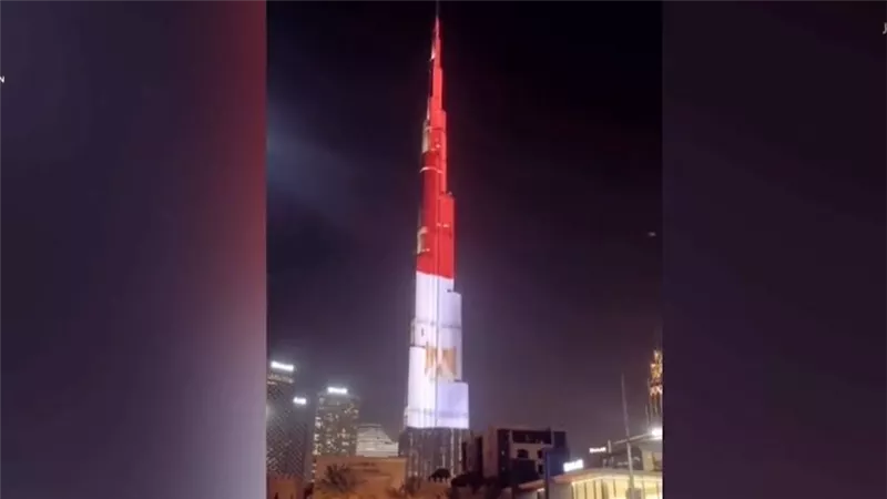 «مصر مهد الحضارات».. برج خليفة يتزين بعلم مصر احتفالًا بافتتاح المتحف المصري
