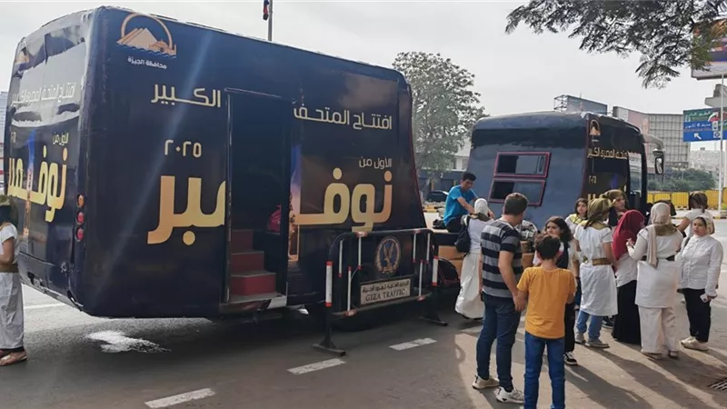  حافلات الجيزة تجوب الشوارع احتفالاً بافتتاح المتحف المصري الكبير |فيديو