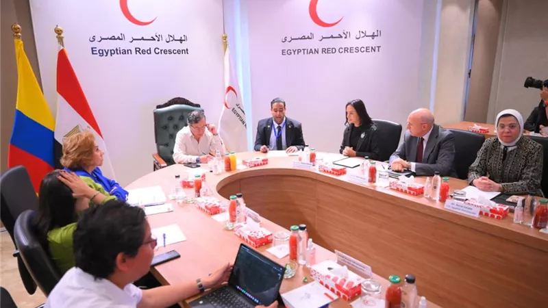 رئيس جمهورية كولومبيا يزور الهلال الأحمر المصري.. ويشيد بالجهود المصرية|تفاصيل