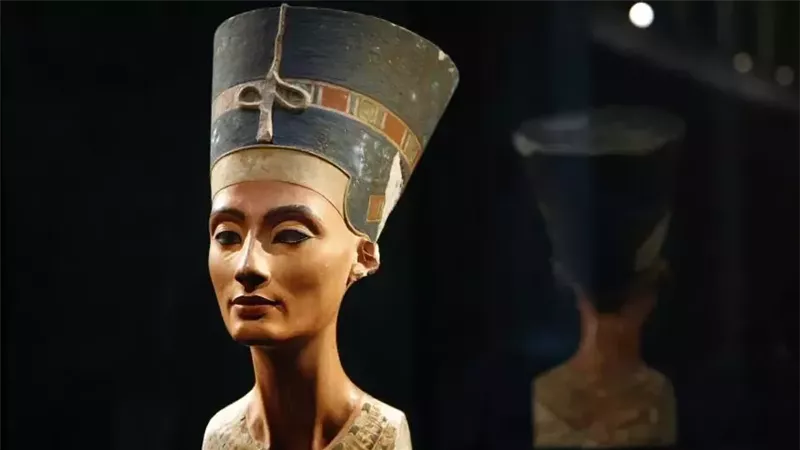 عاوزين آثارنا المسروقة.. إعلامي: هناك مليون قطعة مهربة خارج مصر
