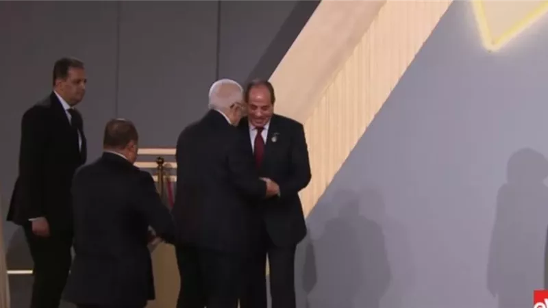  تصرف ودي من الرئيس عبد الفتاح السيسي أثناء استقبال الرئيس الفلسطيني