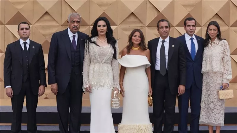 أناقة ملكية  لزوجات رجال الأعمال يخطفن الأنظار في افتتاح المتحف المصري الكبير