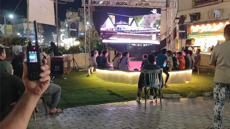 في مشهد تاريخي.. أهالي دمياط يلتفون حول شاشات العرض لمتابعة افتتاح المتحف