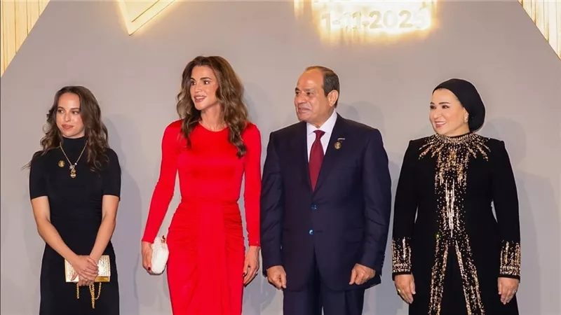 بإطلالة أنيقة وفاخرة.. الملكة رانيا تزين افتتاح المتحف المصري الكبير