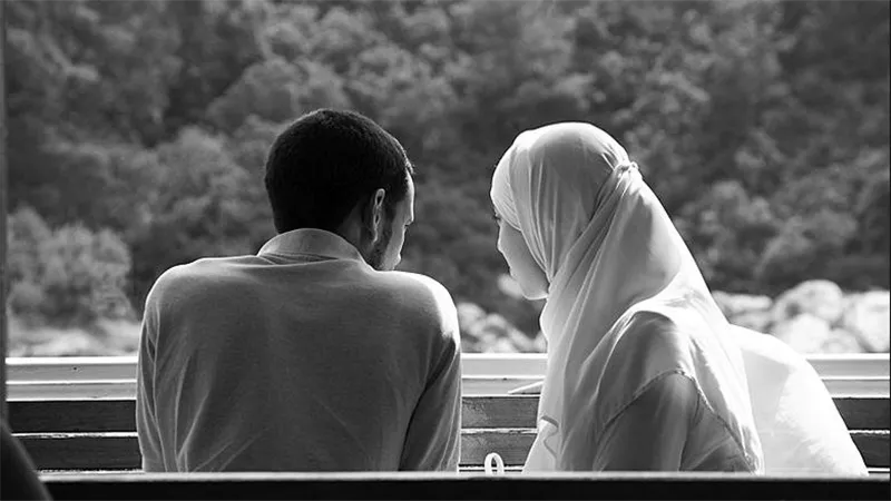 يجبرها أم ينصحها.. هل الزوج مسئول عن لبس زوجته الحجاب الشرعي؟