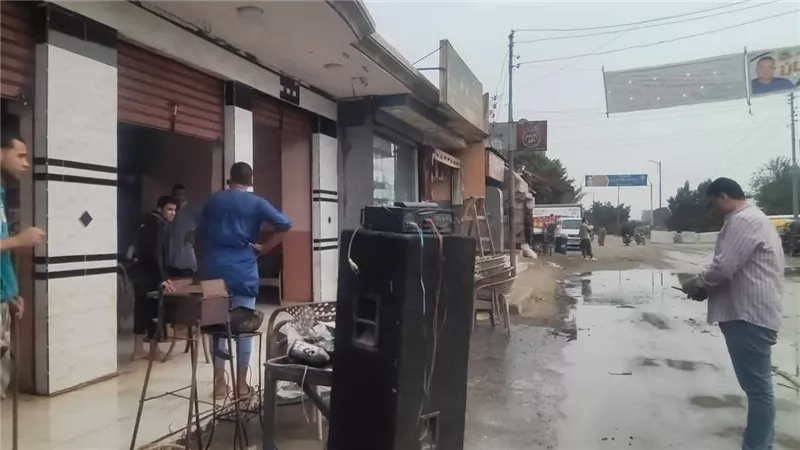 ضبط مواطن يرش المياه بشوارع أشمون بالمنوفية بصورة سيئة