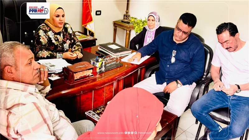 مدير عام ثقافة الفيوم ومديري الفرق الفنية يناقشان تطوير الأداء الفني