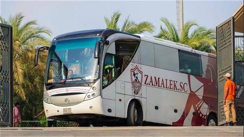 حافلة الزمالك تصل استاد القاهرة استعدادا لمواجهة طلائع الجيش