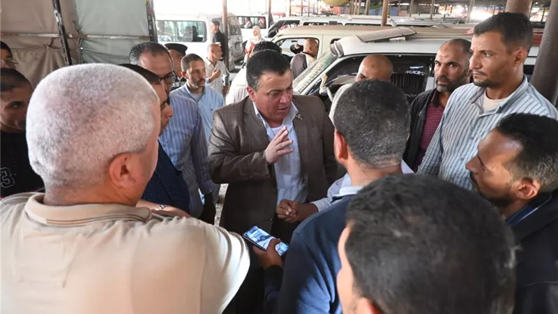 متابعة ميدانية لمجمع مواقف دمنهور وأبو حمص للتأكد من انتظام حركة السيارات