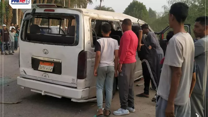 ارتفاع عدد المصابين في حادث ميكروباص قنا إلى 13 شخصًا