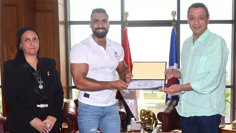 محافظ السويس يكرم مايكل جمال لفوزه بميداليتين ذهبيتين في بطولتين دوليتين