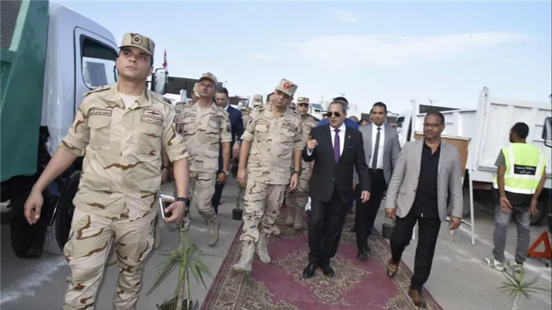 محافظ بورسعيد وقائد الدفاع الشعبي يتفقدان معسكر الإيواء العاجل بمشروع صقر 155