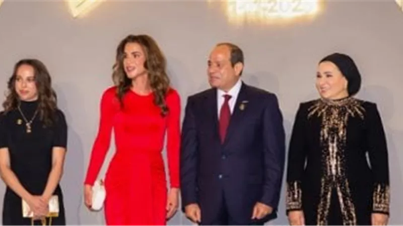 فستان الملكة رانيا في افتتاح المتحف المصري الكبير حديث الساعة اعرف سعره