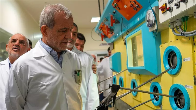 الرئيس الإيراني يتعهد بإعادة بناء المنشآت النووية بقوة أكبر