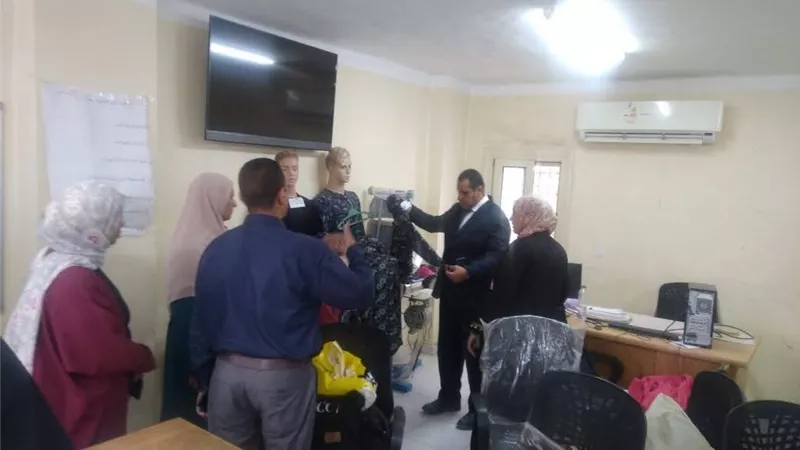 مدير مديرية العمل بقنا يجري جولة تفقدية لمتابعة سير وانتظام العمل بالمحافظة