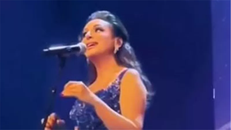 رافعة علم مصر .. أنغام تتألق في حفلها بباريس بحضور ضخم