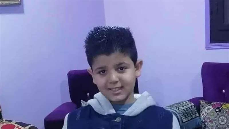يزن 5 جرامات.. طفـ ـل يعيد خاتما ذهبيا عثر عليه أمام المدرسة