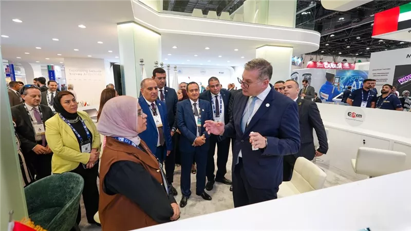 وزير البترول والثروة المعدنية يتفقد الجناح المصري في معرض أديبك