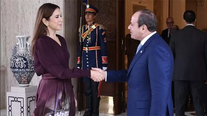 بعد لقاءها مع الرئيس السيسي.. ملكة الدنمارك تُعيد استخدام إطلالتها 