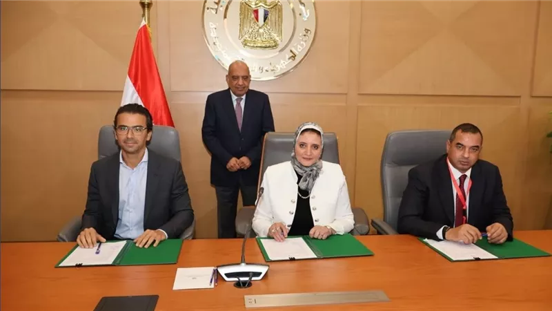 وزير الكهرباء يشهد توقيع اتفاقيات تنفيذ مشروعين لإنتاج الكهرباء الشمسية