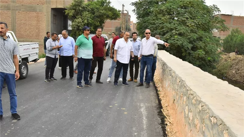 محافظ أسيوط يتفقد طريق درنكة – محور الهضبة بعد الانتهاء من رصف 3 كيلومترات 